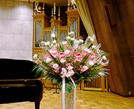 18 ルーテル市ヶ谷ホール ピアノコンサート ブーケスタンド アレンジメント 装飾