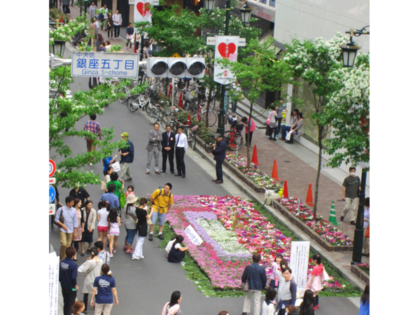 銀座みゆき通り フラワーカーペット