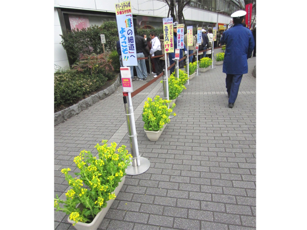 西銀座チャンスセンター宝くじ売り場 生花装飾