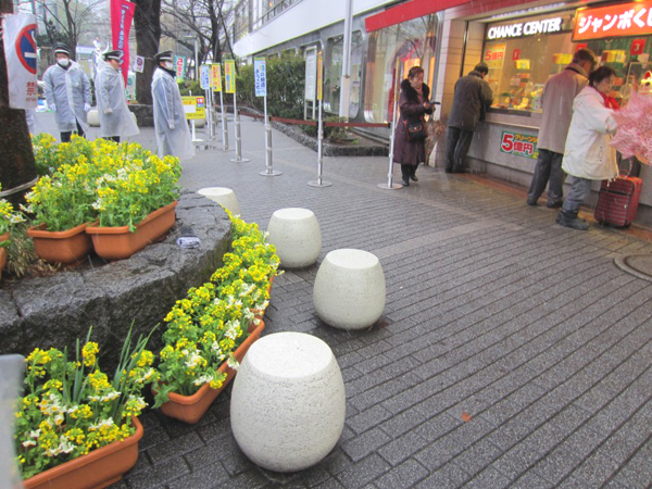 西銀座チャンスセンター宝くじ売り場 生花装飾