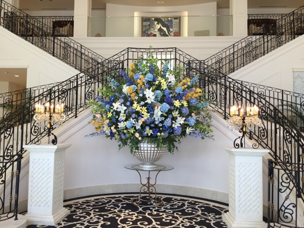 結婚式場のエントランスホール 造花装飾