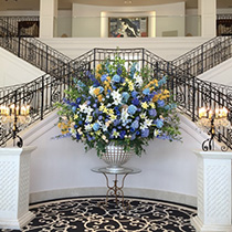 結婚式場のエントランスホール 造花装飾