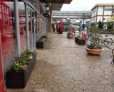 広島県 大型商業施設 外壁 草花プランター 設置