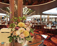 18 神戸港 マリタイム ピースボート 船内 桜装飾 造花
