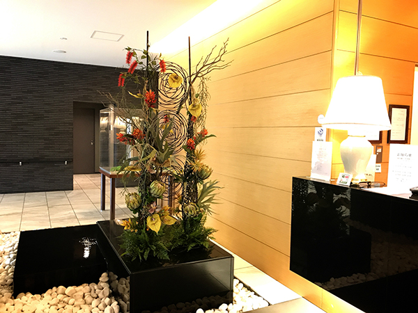 南千住にあるマンションのエントランスに造花装飾の交換 制作事例 実績 花門フラワーゲート