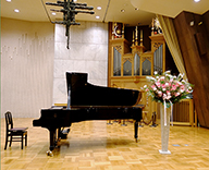 18 ルーテル市ヶ谷ホール ピアノコンサート ブーケスタンド アレンジメント 装飾