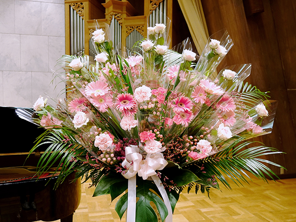 ルーテル市ヶ谷ホールで行われたピアノコンサートにブーケスタンドを装飾 制作事例 実績 花門フラワーゲート