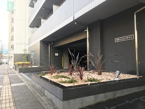 千葉市のマンションエントランス植栽の改修工事を施工 制作事例 実績 花門フラワーゲート