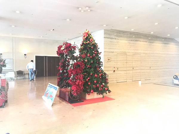 関空隣接の関西エアポートワシントンホテル様館内をクリスマス装飾 制作事例 実績 花門フラワーゲート
