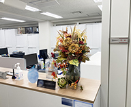 22 都区 オフィス 受付 カウンター アーティフィシャル フラワー 造花 レンタル 季節 装飾 SEASONS