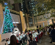 22 東京 スクエアガーデン クリスマス イルミネーション 点灯式 フラワーショップ GINZA KAMON 再生 アーティスト いなずみくみこ コラボレーション 廃材 アート 作品 巨大 クリスマス リース ワークショップ 子供達 ストーリー シルバー オーナメント 10回目 新しい アート クリスマスツリー 発見 プログラミング 光 効果 事例 SEASONS