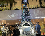 22 東京 スクエアガーデン クリスマス イルミネーション 点灯式 フラワーショップ GINZA KAMON 再生 アーティスト いなずみくみこ コラボレーション 廃材 アート 作品 巨大 クリスマス リース ワークショップ 子供達 ストーリー シルバー オーナメント 10回目 新しい アート クリスマスツリー 発見 プログラミング 光 効果 事例 SEASONS