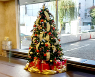 22 日本橋 八重洲 京橋 渋谷 首都圏 各地 オフィス ビル エントランス クリスマス ツリー 設置 リボン 特徴的 デザイン 癒し 幸い SEASONS 事例