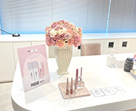 22 PHOEBE BEAUTY UP 新作 コスメ 発表会 生花 装飾 用意 くすみ ピンク バラ カーネーション トルコキキョウ ユーカリ グリーン 大人 可愛い 雰囲気 ブーケ 会場 華やか 彩り SEASONS 事例