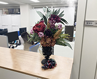 23 都区 オフィス 受付 カウンター 造花 季節 装飾 hitotoki 事例