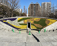 23 墨田区 両国 横網町 公園 東京 空襲 犠牲 者 追悼 平和 祈念 碑 花壇 祈念碑 平和 繁栄 尊い 建設 祈念碑 花 植え 名簿 小 中 高校生 デザイン 植替え 冬 11月 小学校 生徒 まずは自分から 説明 しあわせ とり うちゅう そめて 種類 黄 色 オレンジ 白 ブルー パンジー よく 咲く スミレ 緑 パセリ 3月 10日 1945年 春 東京大空襲 慰霊大法要 Futa-Toki 事例