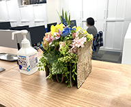 23 東京都 受付カウンター 春 造花 装飾 hitotoki 事例