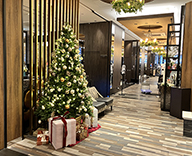 23 大阪市北区梅田 エントランス　レストラン ホテルクリスマス 大型クリスマスツリー クリスマスボックスアレンジ SEASONS 事例