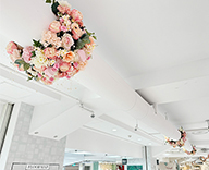 24 西銀座 天井 ピンク色 造花装飾 華やか フェミニン SEASONS 事例