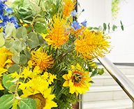 25 銀座 階段踊り場 夏装飾 造花 ヒマワリ SEASONS 事例