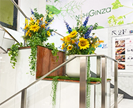 25 銀座 階段踊り場 夏装飾 造花 ヒマワリ SEASONS 事例