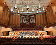 26 サントリーホール 大ホール 生花装飾 生花アレンジ 舞台装飾 SEASONS 事例